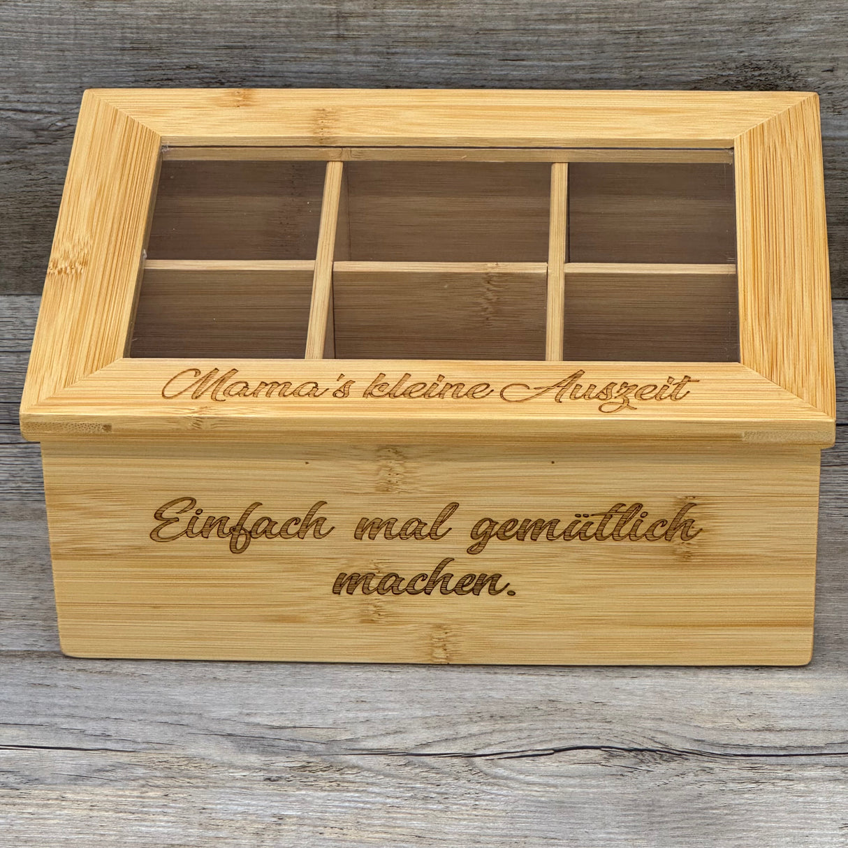 Die personalisierte Teebox aus hochwertigem Bambus ist das perfekte Geschenk für Teeliebhaber – ideal zu Geburtstagen, Muttertag oder Weihnachten. Mit 6 oder 8 Fächern bietet sie Platz für Teebeutel, übersichtlich und aromageschützt. Die Lasergravur mit Wunschname und liebevoller Botschaft macht jede Box zu einem einzigartigen Unikat. Praktisch, stilvoll und individuell – für kleine Auszeiten voller Genuss.