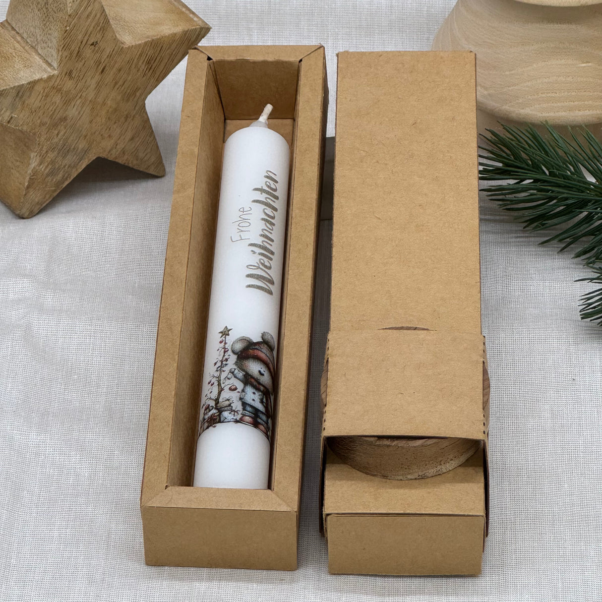 Die Stabkerze „Frohe Weihnachten“ ist ein charmantes Geschenk für Kinder, Großeltern oder Freundinnen – perfekt zum Nikolaus, Advent oder Heiligabend. Jede Kerze ist liebevoll gestaltet mit süßem Motiv und Schriftzug. Optional mit Geschenkverpackung und Kerzenteller einsetzbar. Bringt weihnachtliche Freude in jedes Zuhause. Praktisch, dekorativ und liebevoll – ein Highlight für die Festtage.