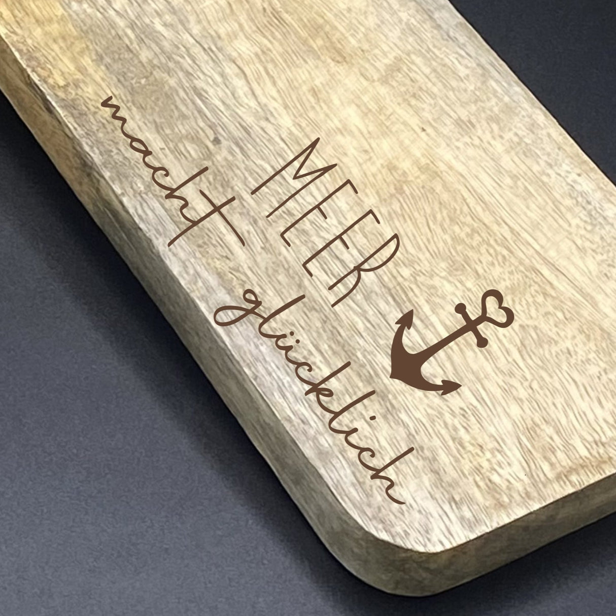 Dieses elegante Servierbrett aus Mangoholz eignet sich auch als Firmengeschenk für Kunden, Mitarbeiter oder Geschäftspartner – besonders für Unternehmen in Küstennähe oder mit maritimem Thema. Die Gravur „Meer macht glücklich“ macht das Brett individuell und persönlich. Robustes, langlebiges Holz und praktische Kordel zum Aufhängen. Vielseitig einsetzbar und dekorativ. Ein stilvolles Präsent für maritime Liebhaber und Designfans.