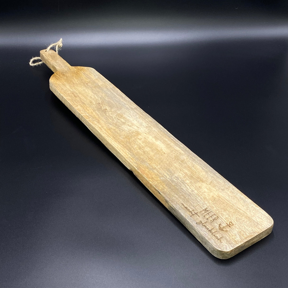 Das Mangoholz-Brett „Meer macht glücklich“ ist ein liebevolles Geschenk für Paare, Freundinnen oder Dekofans – perfekt für Weihnachten, Ostern oder als Mitbringsel. Die Lasergravur mit Anker verleiht dem Brett eine persönliche Note, jedes Stück ist ein Unikat. Zum Servieren von Käse, Antipasti oder einfach als dekorativer Hingucker geeignet. Hochwertig, robust und maritim. Ein Geschenk, das Freude und Stil vereint.