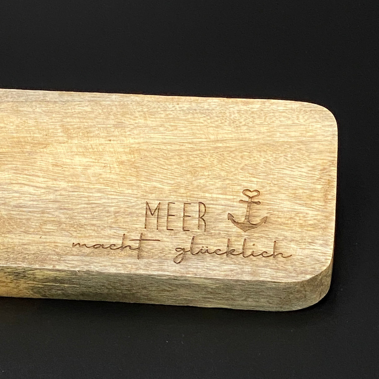 Das Mangoholz-Brett „Meer macht glücklich“ ist ein liebevolles Geschenk für Paare, Freundinnen oder Dekofans – perfekt für Weihnachten, Ostern oder als Mitbringsel. Die Lasergravur mit Anker verleiht dem Brett eine persönliche Note, jedes Stück ist ein Unikat. Zum Servieren von Käse, Antipasti oder einfach als dekorativer Hingucker geeignet. Hochwertig, robust und maritim. Ein Geschenk, das Freude und Stil vereint.
