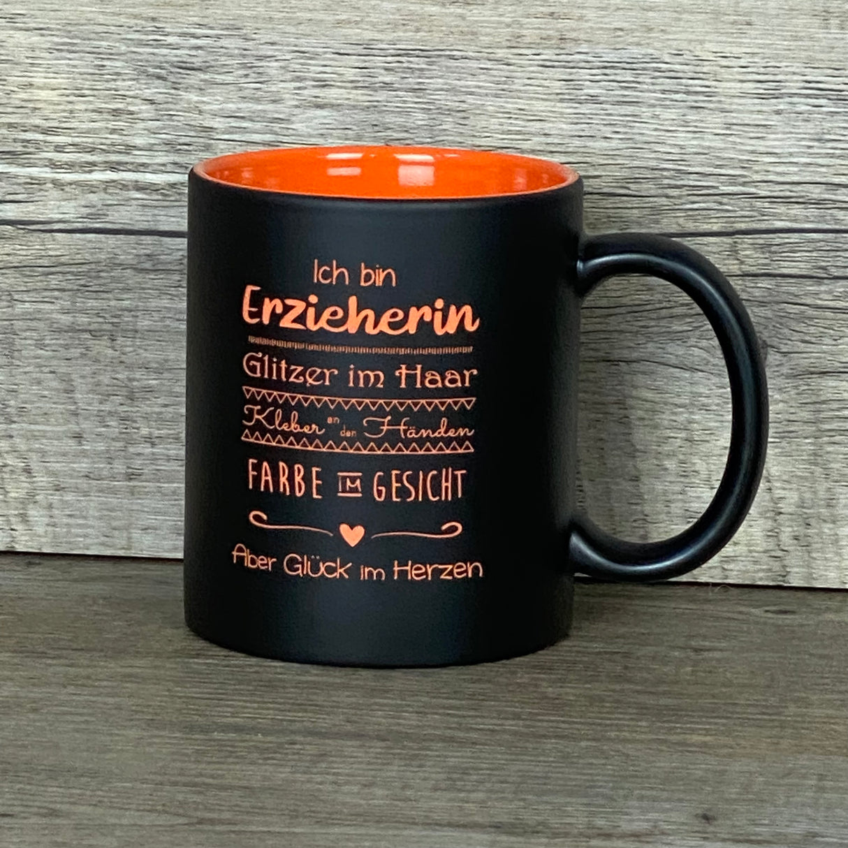 Dieses personalisierte Tassen-Set „Ich bin Erzieherin“ ist ein liebevolles Geschenk für Pädagoginnen. Vorderseite mit Spruch „Glück im Herzen“, Rückseite optional mit Wunschnamen. Fassungsvermögen 350 ml, Maße ca. Ø 8,2 × 9,6 cm, spülmaschinengeeignet. Schwarze Außenseite und farbige Innenseite machen sie zum Hingucker. Ideal als Dankeschön, zum Geburtstag oder Abschied – praktisch, persönlich und voller Charme.