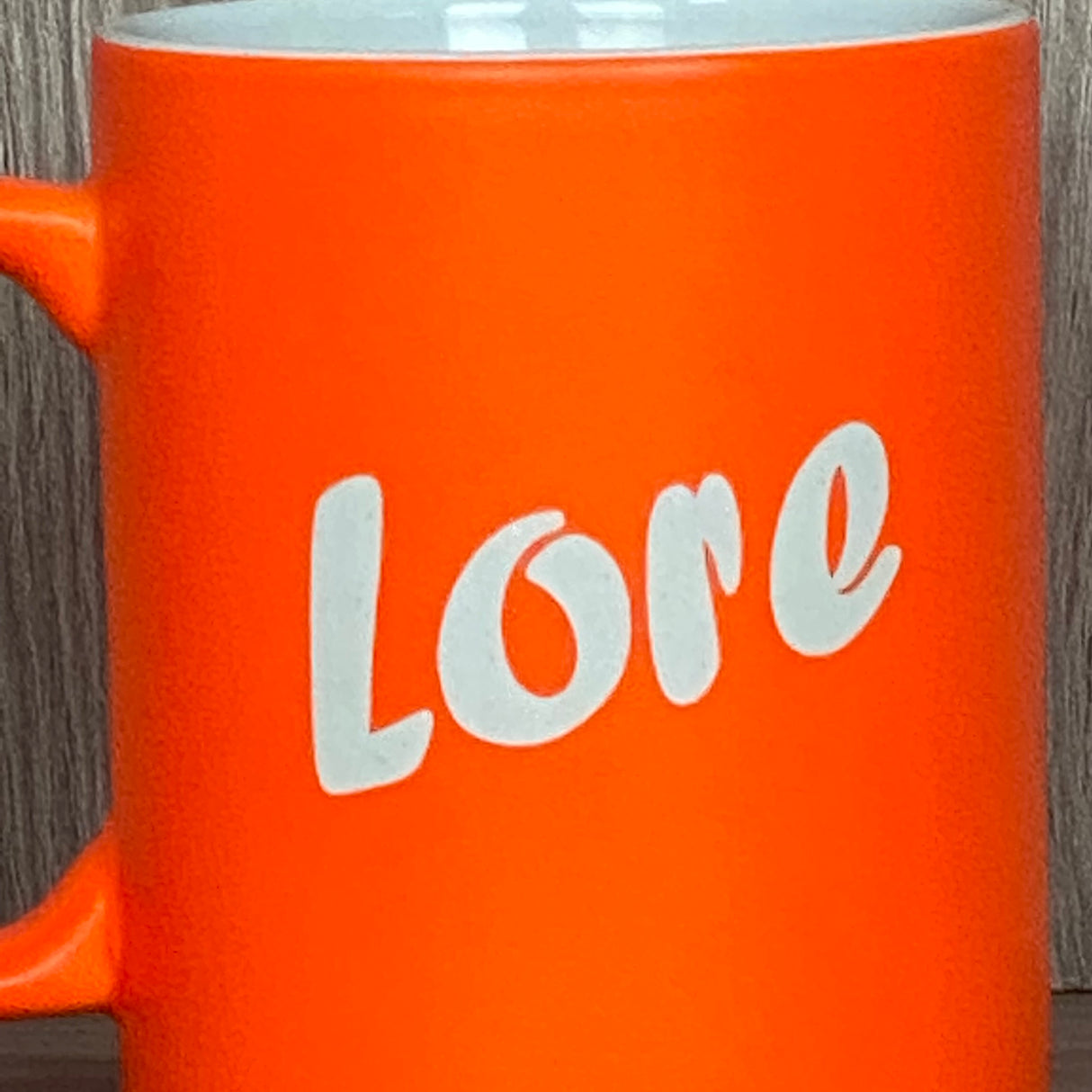 Die Keramik-Tasse für Erzieher:innen verbindet Stil mit Wertschätzung. Vorderseite mit Gravurtext „Superheld/in des Alltags“, Rückseite optional personalisiert. 350 ml Fassungsvermögen, handliche Größe ca. Ø 8,2 × 9,6 cm, Außenseite in sechs Farben wählbar. Perfekt für Kaffee, Tee oder Kakao und ein einzigartiges Geschenk für Abschied, Abschluss oder als Dankeschön für engagierte Pädagog:innen.