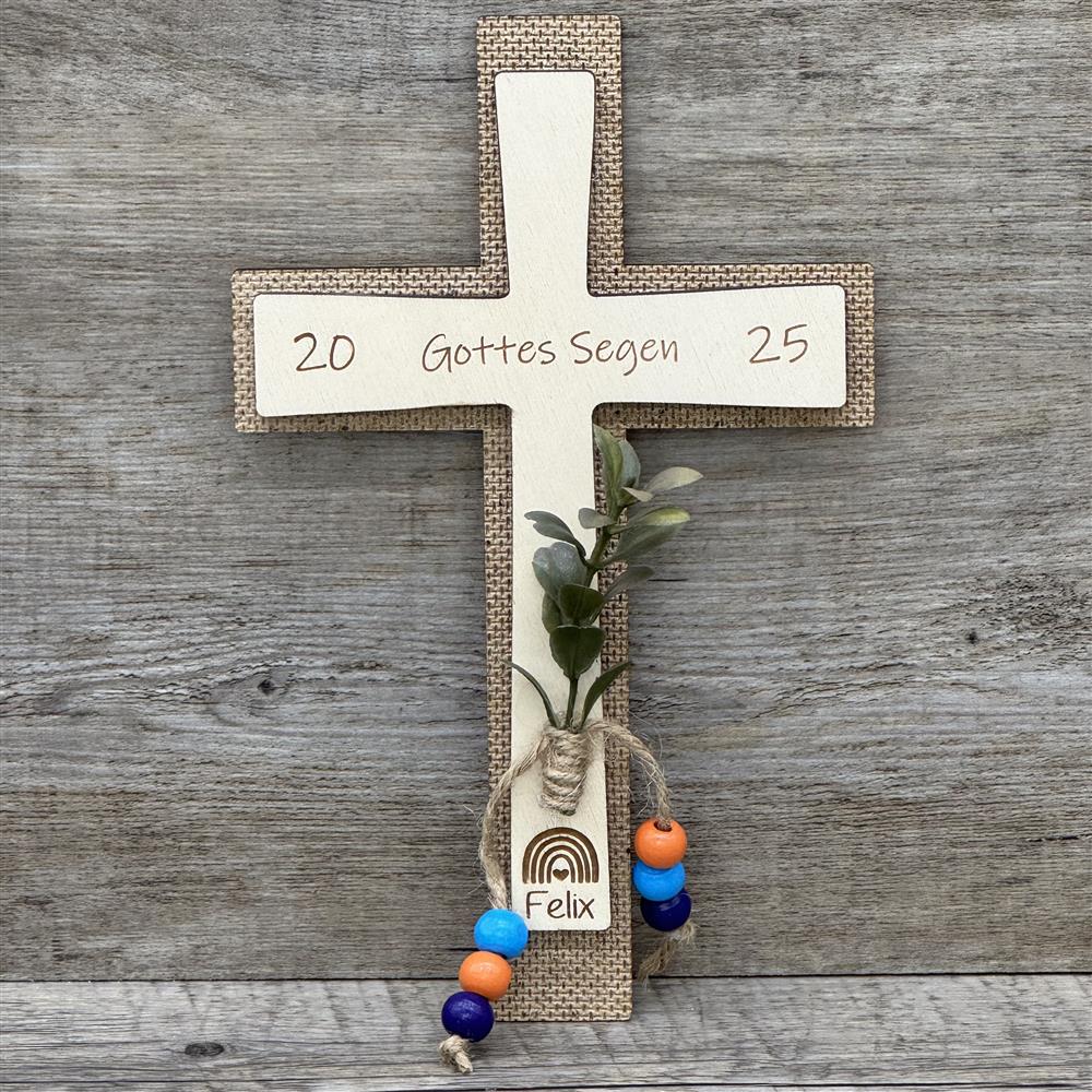 Ein herzvolles Geschenk für Freunde oder Verwandte: das personalisierbare Palmkreuz aus Holz zum Palmsonntag. Mit Wunschname, Jahreszahl und der Gravur „Gottes Segen“ wird es zu einem einzigartigen Andenken. Künstlicher Buchsbaum und Holzkugeln sorgen für dekorative Eleganz. Perfekt als Geschenk für Paten, Großeltern oder Nachbarn. Ein stilvolles Symbol von Segen, Glauben und Zusammenhalt.
