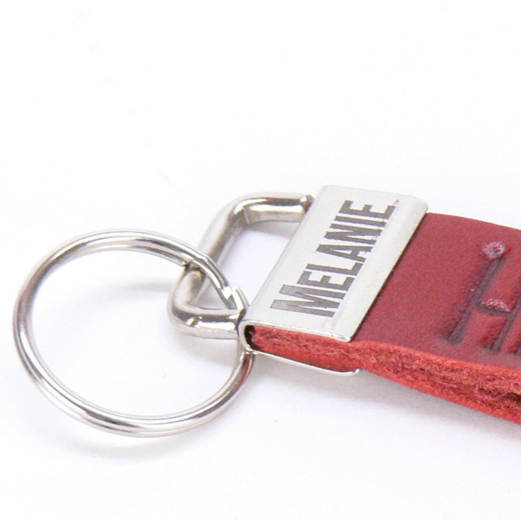 Dieses Leder-Schlüsselband eignet sich auch als Geschenk von Vereinen, Teams oder Unternehmen. Mit Blindprägung „Ankerplatz“ und personalisierbarem Metallverschluss wird es zu einem exklusiven, persönlichen Präsent. Robust, elegant und maritim gestaltet – ein stilvolles Geschenk für alle, die ihr Herz am Meer tragen.