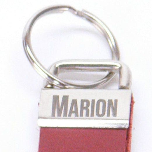 Dieses Leder-Schlüsselband eignet sich auch als Geschenk von Vereinen, Teams oder Unternehmen. Mit Blindprägung „Ankerplatz“ und personalisierbarem Metallverschluss wird es zu einem exklusiven, persönlichen Präsent. Robust, elegant und maritim gestaltet – ein stilvolles Geschenk für alle, die ihr Herz am Meer tragen.