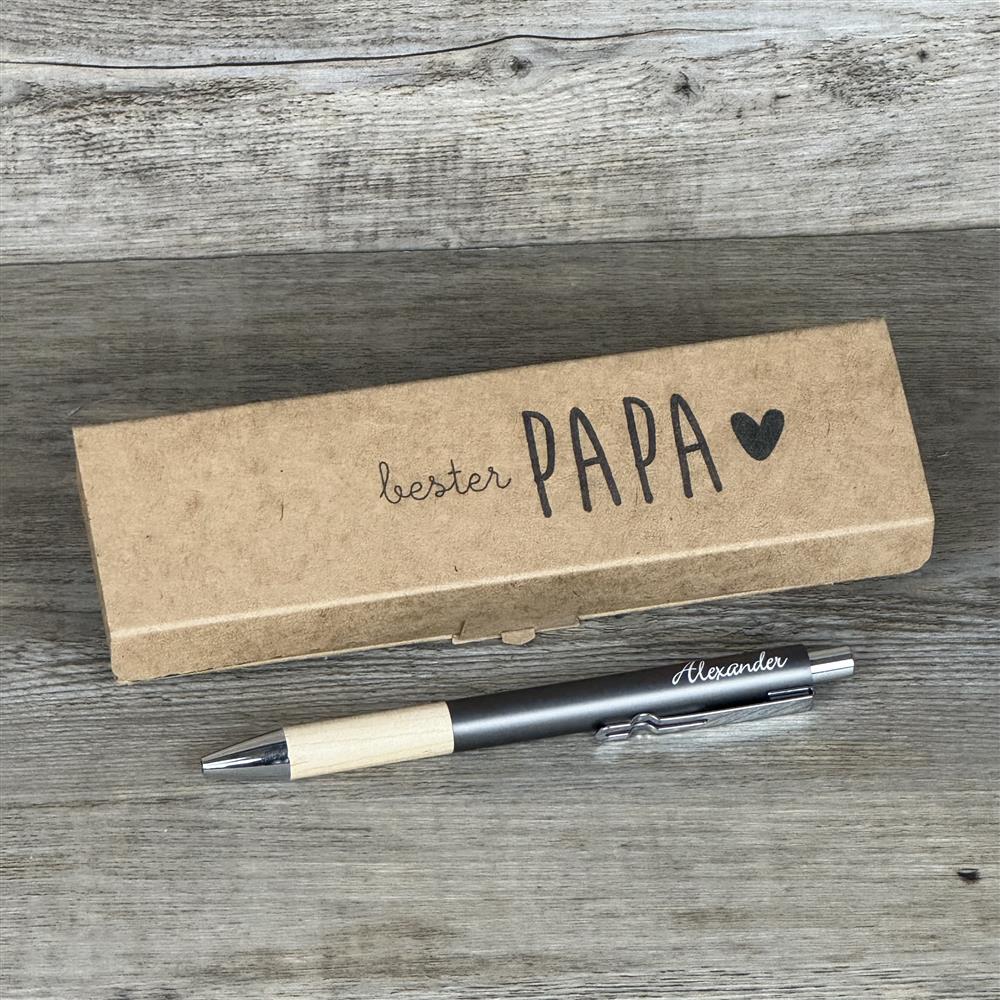 Dieser personalisierte Kugelschreiber „Bester Papa“ ist das perfekte Geschenk für deinen Vater. Mit dem Holzgriff, dunkelgrauem Aluminium und individueller Gravur wird er zu einem eleganten Unikat. Ideal für Geburtstag, Vatertag, Ostern oder Weihnachten. Verpackt in einer stilvollen Geschenkbox vermittelt er Wertschätzung und Liebe. Ein praktisches und persönliches Präsent, das Papa täglich begleitet.