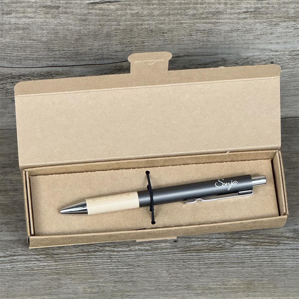 Dieser personalisierte Kugelschreiber „Bester Papa“ ist das perfekte Geschenk für deinen Vater. Mit dem Holzgriff, dunkelgrauem Aluminium und individueller Gravur wird er zu einem eleganten Unikat. Ideal für Geburtstag, Vatertag, Ostern oder Weihnachten. Verpackt in einer stilvollen Geschenkbox vermittelt er Wertschätzung und Liebe. Ein praktisches und persönliches Präsent, das Papa täglich begleitet.