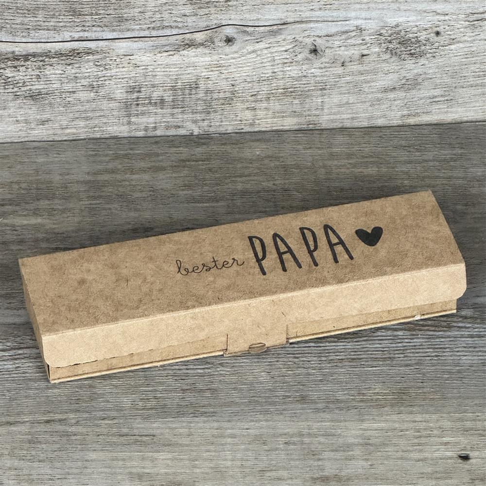 Dieser personalisierte Kugelschreiber „Bester Papa“ ist das perfekte Geschenk für deinen Vater. Mit dem Holzgriff, dunkelgrauem Aluminium und individueller Gravur wird er zu einem eleganten Unikat. Ideal für Geburtstag, Vatertag, Ostern oder Weihnachten. Verpackt in einer stilvollen Geschenkbox vermittelt er Wertschätzung und Liebe. Ein praktisches und persönliches Präsent, das Papa täglich begleitet.