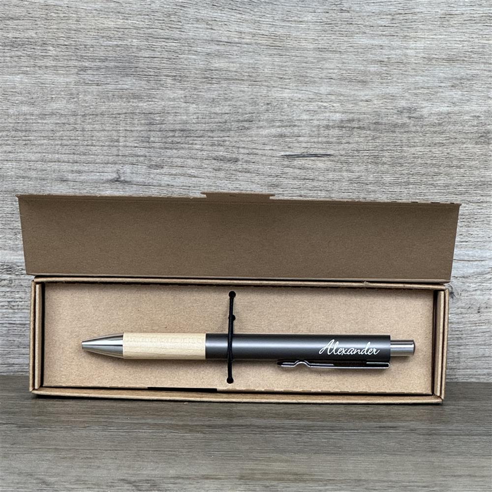 Ein liebevolles Geschenk für Freunde oder Verwandte: der personalisierte Kugelschreiber „Bester Papa“. Mit individueller Gravur von Name, Datum oder Koordinaten wird er zu einem einzigartigen Erinnerungsstück. Hochwertiges Design mit Holzgriff und Metallclip sorgt für Eleganz und Langlebigkeit. Perfekt verpackt in einer Geschenkbox, ist er ideal zum Vatertag, Geburtstag oder Weihnachten. Ein stilvolles Präsent voller Persönlichkeit.
