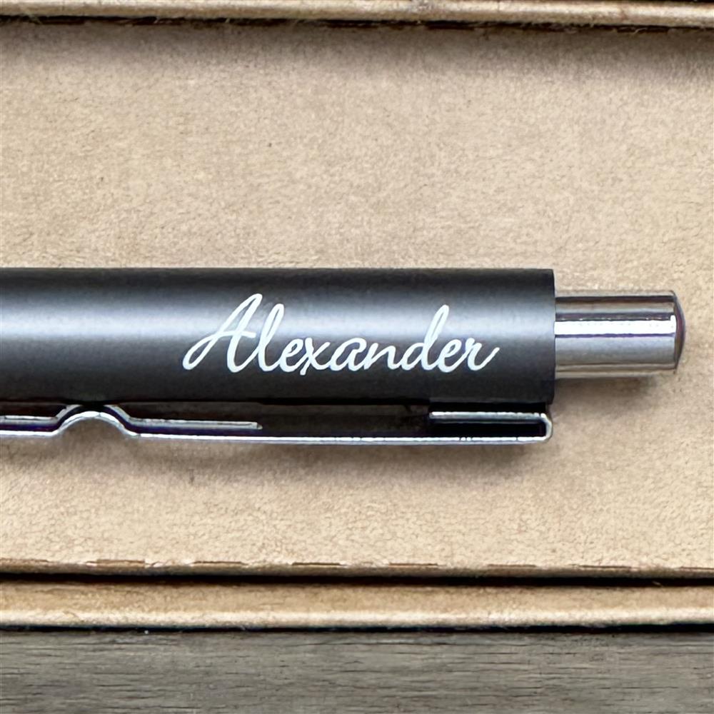 Dieses edle personalisierte Kugelschreiber-Set eignet sich hervorragend als Geschenk von Teams, Vereinen oder Firmen für Väter oder männliche Bezugspersonen. Die Kombination aus Holzgriff, Aluminium und personalisierter Gravur macht den Stift zu einem exklusiven Präsent. Mit Geschenkverpackung und Aufdruck „Bester Papa“ vermittelt er Wertschätzung und Aufmerksamkeit. Ein elegantes, praktisches und persönliches Geschenk für jeden Anlass.