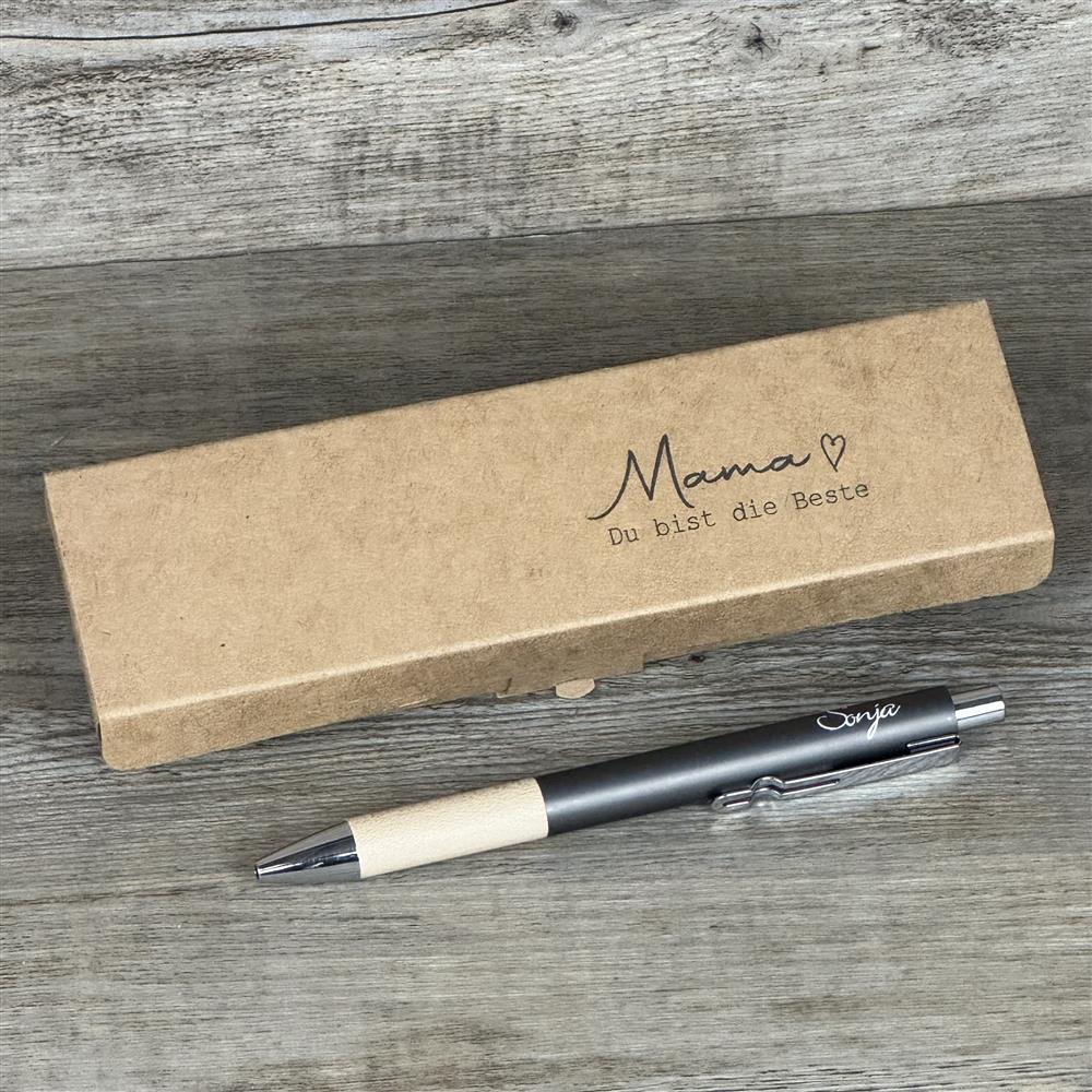 Dieser personalisierte Kugelschreiber „Mama – Du bist die Beste“ ist das perfekte Geschenk für deine Mutter. Mit Holzgriff, dunkelgrauem Aluminium und individueller Gravur wird er zu einem einzigartigen Unikat. Ideal zum Muttertag, Geburtstag, Ostern oder Weihnachten. Verpackt in einer eleganten Geschenkbox vermittelt er Liebe, Wertschätzung und Aufmerksamkeit. Ein stilvolles und praktisches Präsent, das Mama täglich begleitet.