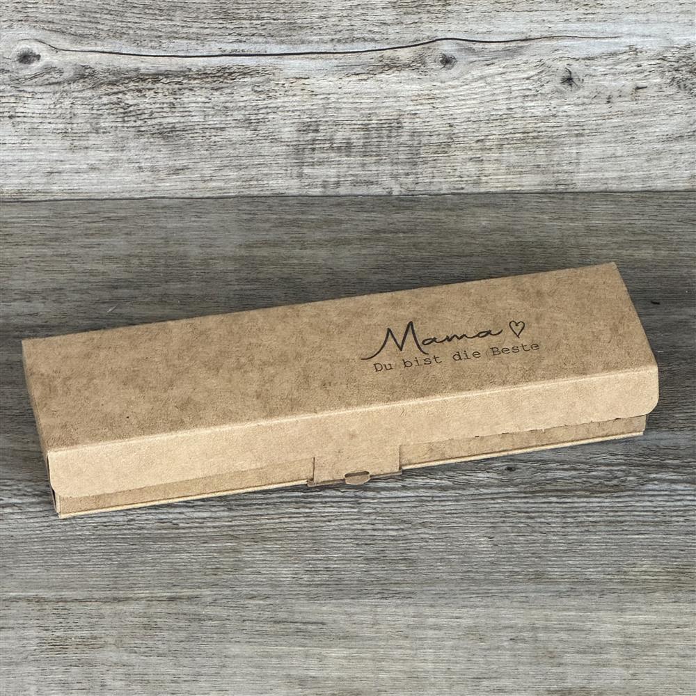 Dieser personalisierte Kugelschreiber „Mama – Du bist die Beste“ ist das perfekte Geschenk für deine Mutter. Mit Holzgriff, dunkelgrauem Aluminium und individueller Gravur wird er zu einem einzigartigen Unikat. Ideal zum Muttertag, Geburtstag, Ostern oder Weihnachten. Verpackt in einer eleganten Geschenkbox vermittelt er Liebe, Wertschätzung und Aufmerksamkeit. Ein stilvolles und praktisches Präsent, das Mama täglich begleitet.
