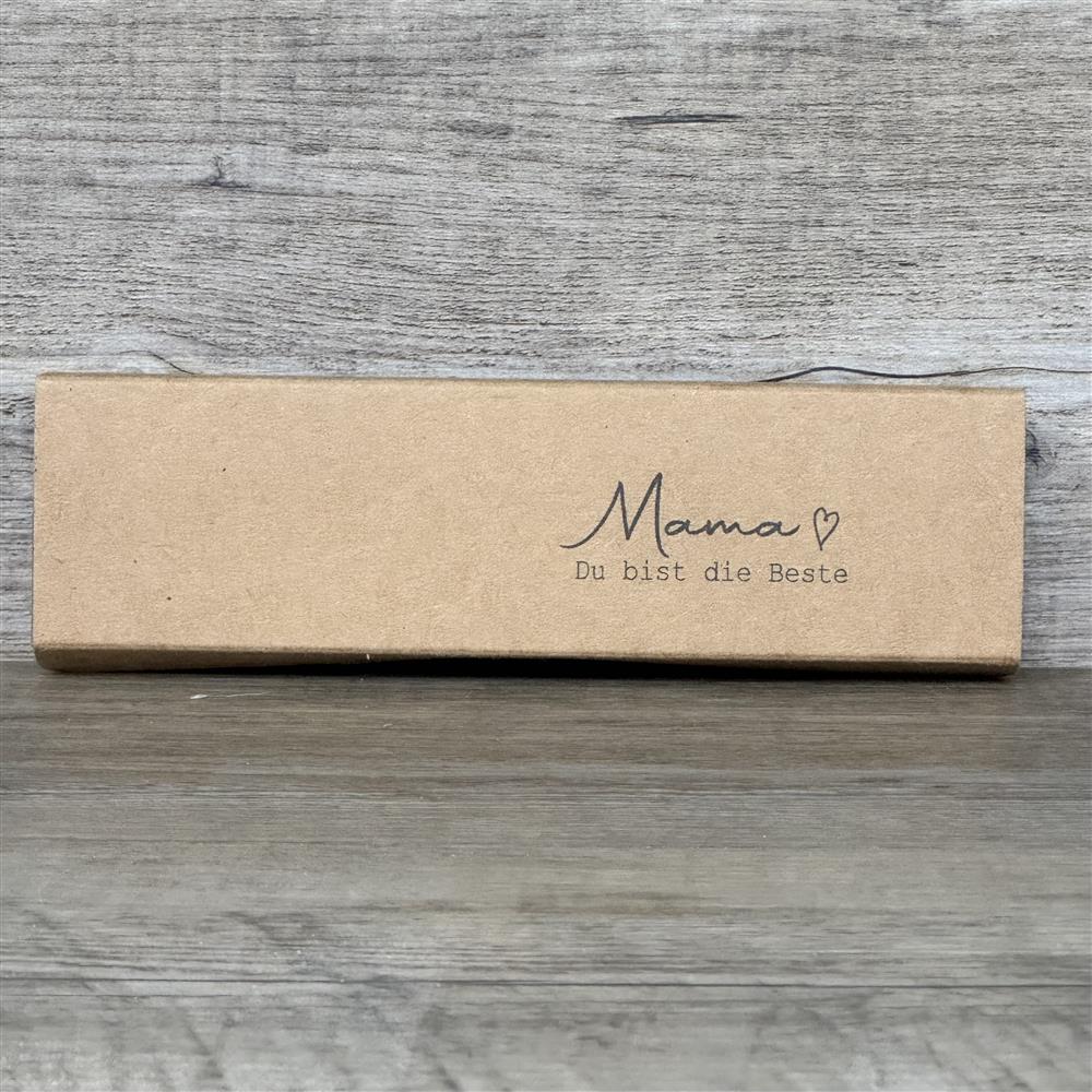 Dieses edle personalisierte Kugelschreiber-Set eignet sich hervorragend als Geschenk von Vereinen, Teams oder Unternehmen für Mütter oder weibliche Bezugspersonen. Holzgriff, Aluminium und individuelle Gravur machen den Stift zu einem exklusiven Präsent. Mit Geschenkverpackung und Aufdruck „Mama – Du bist die Beste“ vermittelt er Aufmerksamkeit und Wertschätzung. Ein elegantes, praktisches und persönliches Geschenk für jede Gelegenheit.