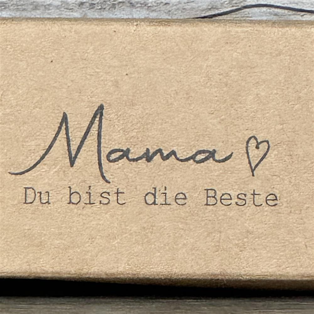 Dieses edle personalisierte Kugelschreiber-Set eignet sich hervorragend als Geschenk von Vereinen, Teams oder Unternehmen für Mütter oder weibliche Bezugspersonen. Holzgriff, Aluminium und individuelle Gravur machen den Stift zu einem exklusiven Präsent. Mit Geschenkverpackung und Aufdruck „Mama – Du bist die Beste“ vermittelt er Aufmerksamkeit und Wertschätzung. Ein elegantes, praktisches und persönliches Geschenk für jede Gelegenheit.