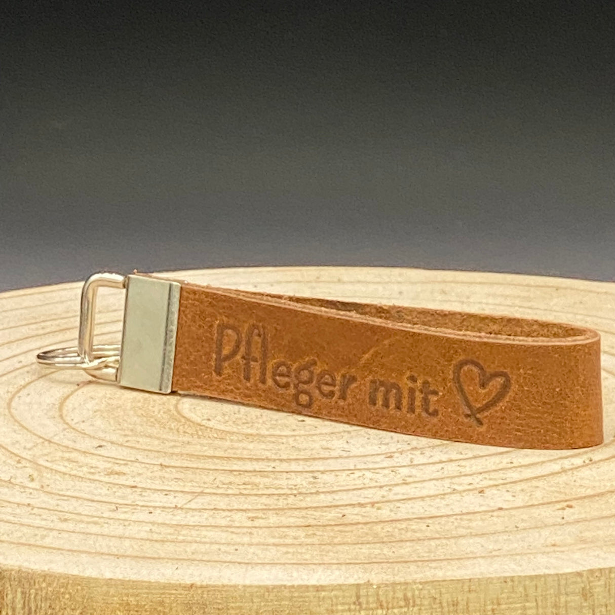 Geschenk für Pflegekräfte: Leder-Schlüsselband in Braun mit Blindprägung ‚Pfleger mit Herz‘ und stabilem Metallverschluss
