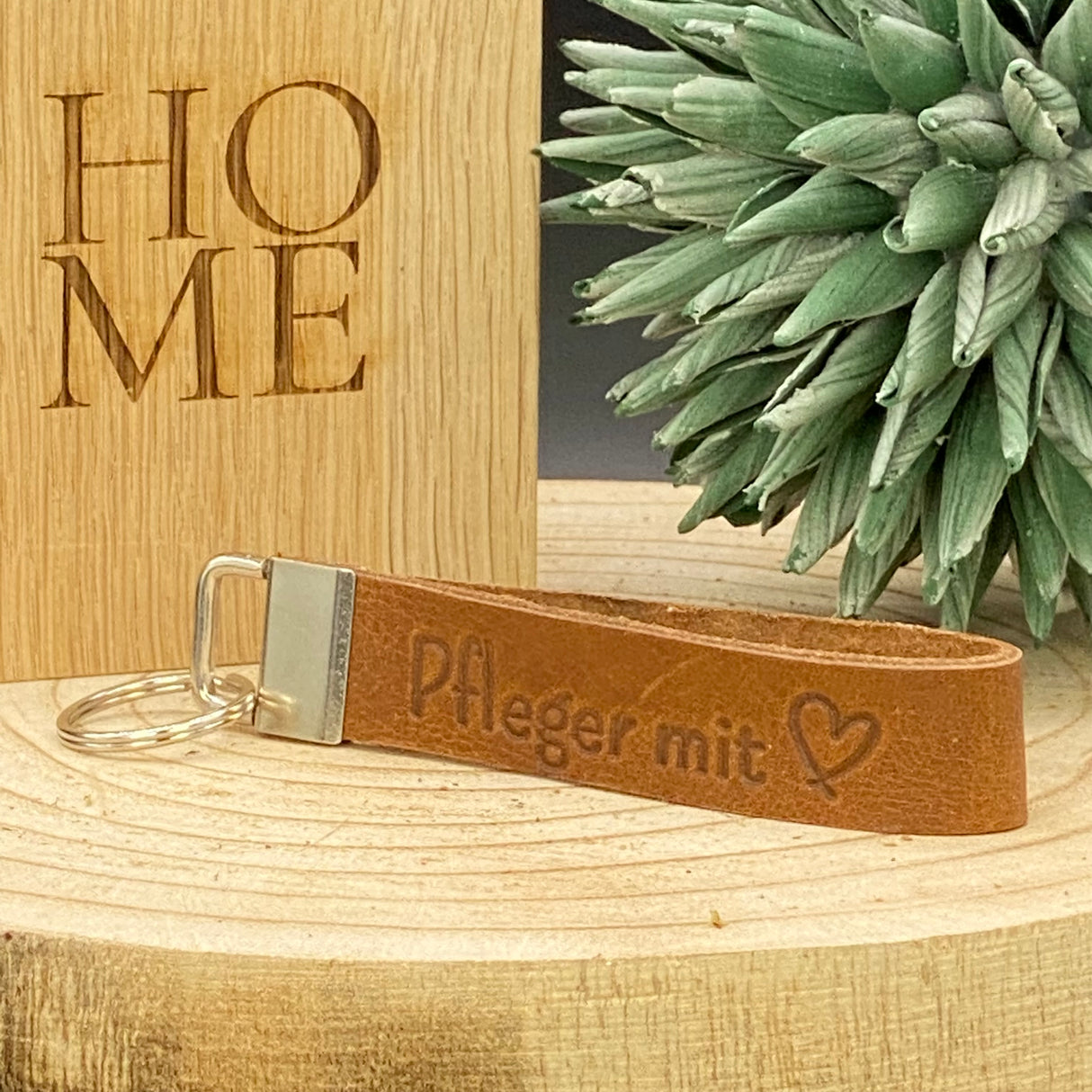 Hochwertiger Schlüsselanhänger aus Leder mit Herz-Prägung ‚Pfleger mit Herz‘ – ideales Dankeschön für Pflegekräfte.