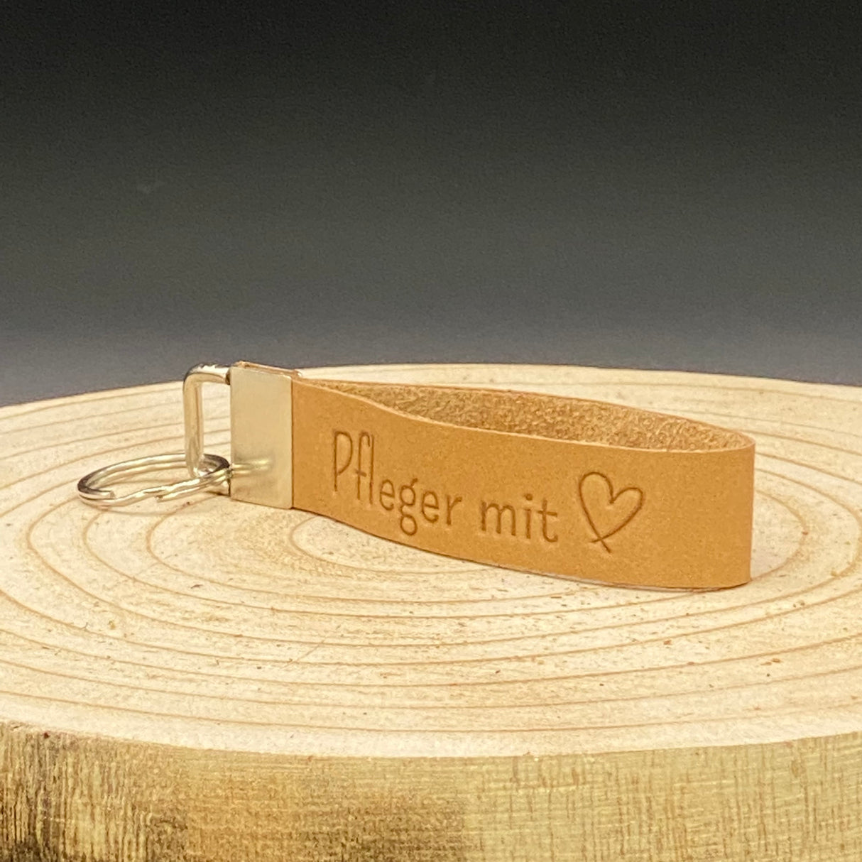 Schlüsselband Pflegekraft aus echtem Leder – braun, mit Aufschrift ‚Pfleger mit Herz‘, optional personalisierbar.