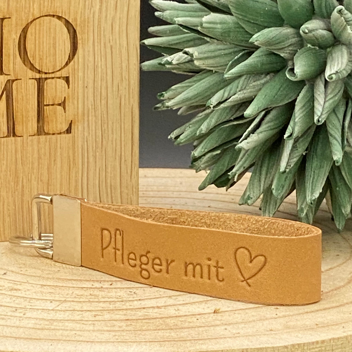 Handgefertigtes Schlüsselband Leder Hellbraun mit Gravur ‚Pfleger mit Herz‘ – praktisches Accessoire für Pflegepersonal.