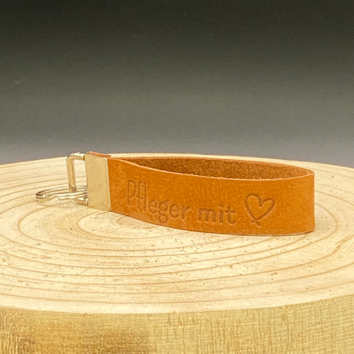 Geschenk für Pflegekräfte: Leder-Schlüsselband in Braun mit Blindprägung ‚Pfleger mit Herz‘ und stabilem Metallverschluss