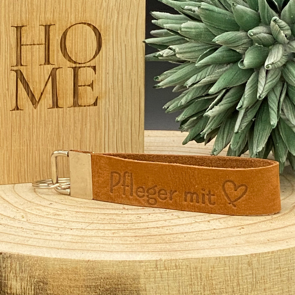 Hochwertiger Schlüsselanhänger aus Leder mit Herz-Prägung ‚Pfleger mit Herz‘ – ideales Dankeschön für Pflegekräfte.