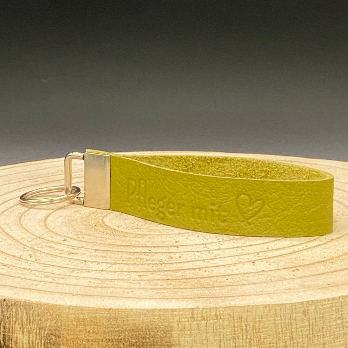Geschenk für Pflegekräfte: Leder-Schlüsselband in Grün mit Blindprägung ‚Pfleger mit Herz‘ und stabilem Metallverschluss