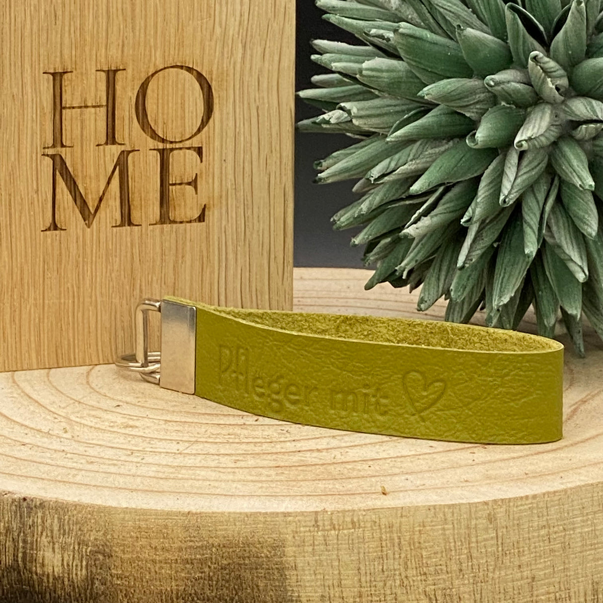 Handgefertigtes Schlüsselband Leder Grün mit Gravur ‚Pfleger mit Herz‘ – praktisches Accessoire für Pflegepersonal.