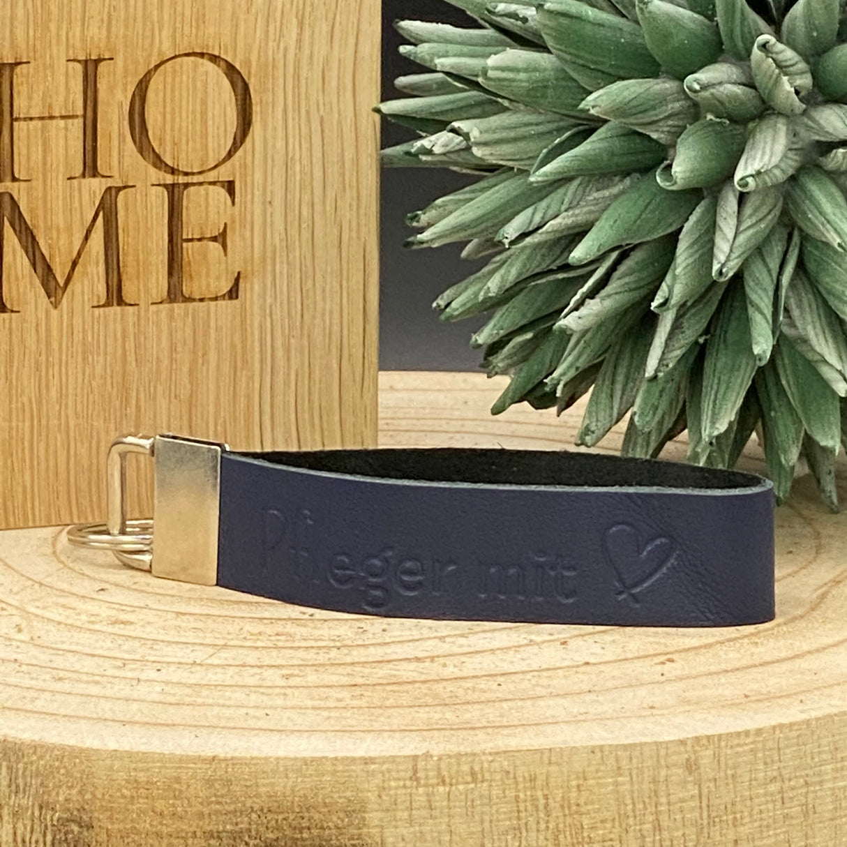 Hochwertiger Schlüsselanhänger aus Leder mit Herz-Prägung ‚Pflegerin mit Herz‘ – ideales Dankeschön für Pflegekräfte.