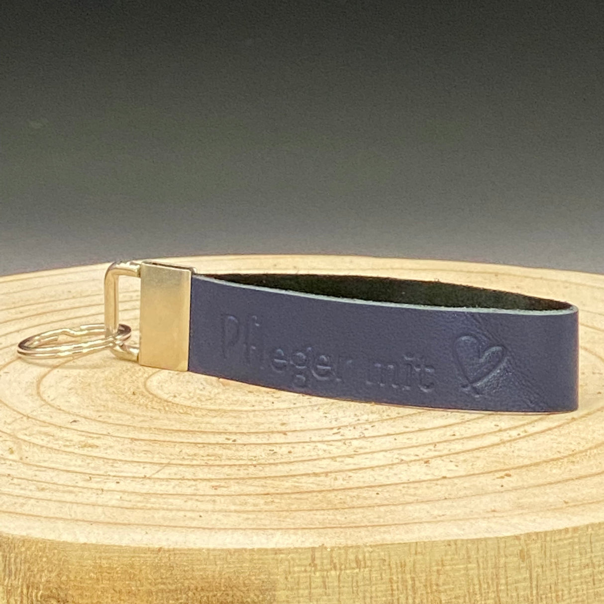 Schlüsselband Pflegekraft aus echtem Leder – blau, mit Aufschrift ‚Pfleger mit Herz‘, optional personalisierbar.