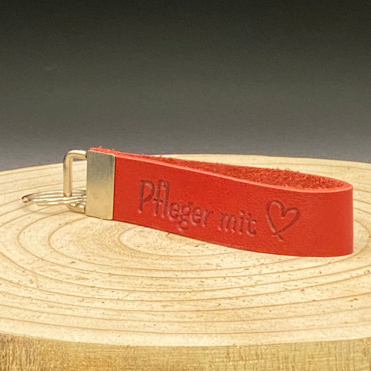 Schlüsselband Pflegekraft aus echtem Leder – rot, mit Aufschrift ‚Pfleger mit Herz‘, optional personalisierbar.