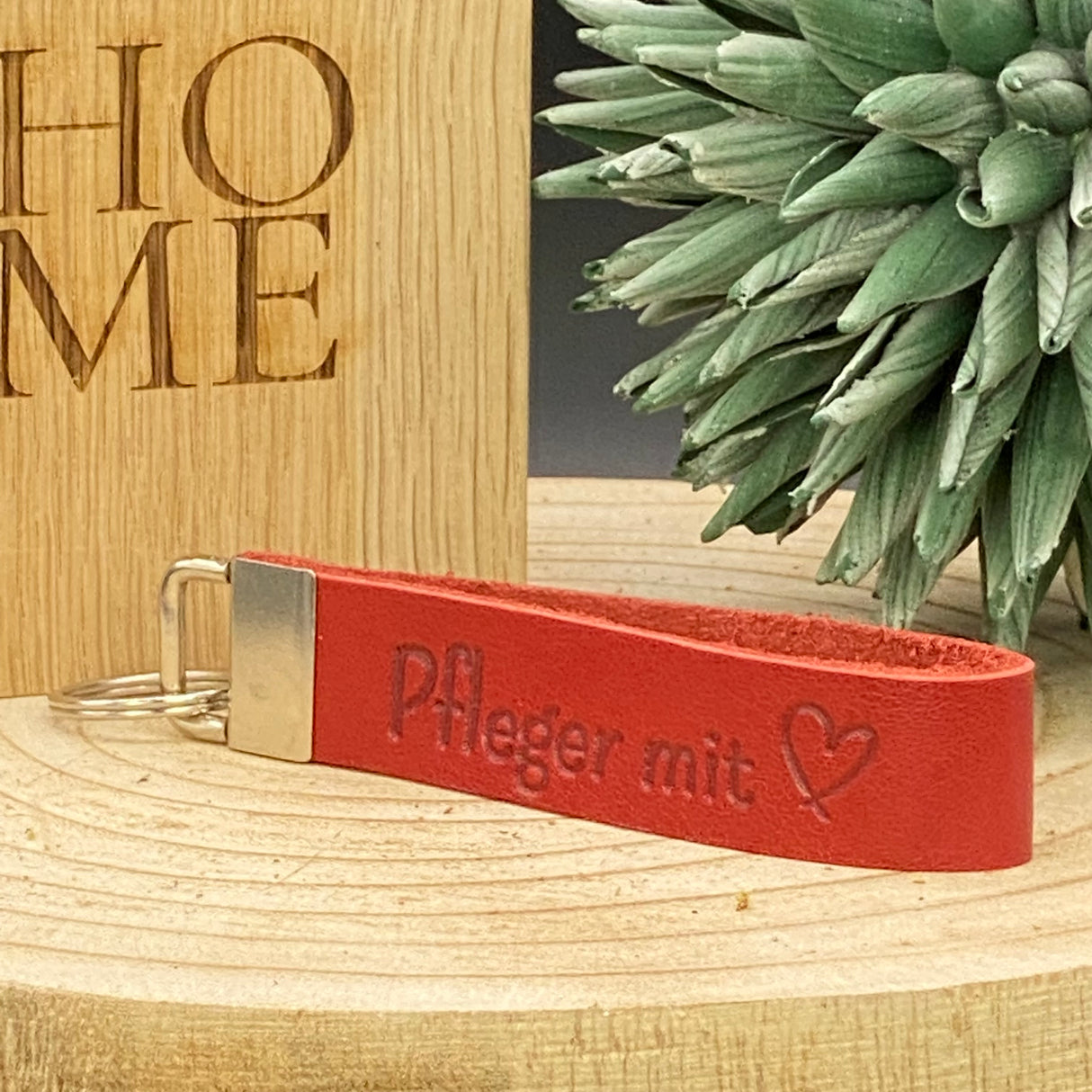 Hochwertiger Schlüsselanhänger aus Leder mit Herz-Prägung ‚Pfleger mit Herz‘ – ideales Dankeschön für Pflegekräfte.