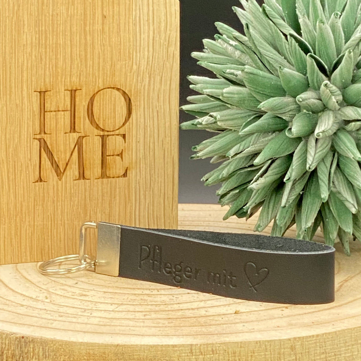 Hochwertiger Schlüsselanhänger aus Leder mit Herz-Prägung ‚Pfleger mit Herz‘ – ideales Dankeschön für Pflegekräfte.