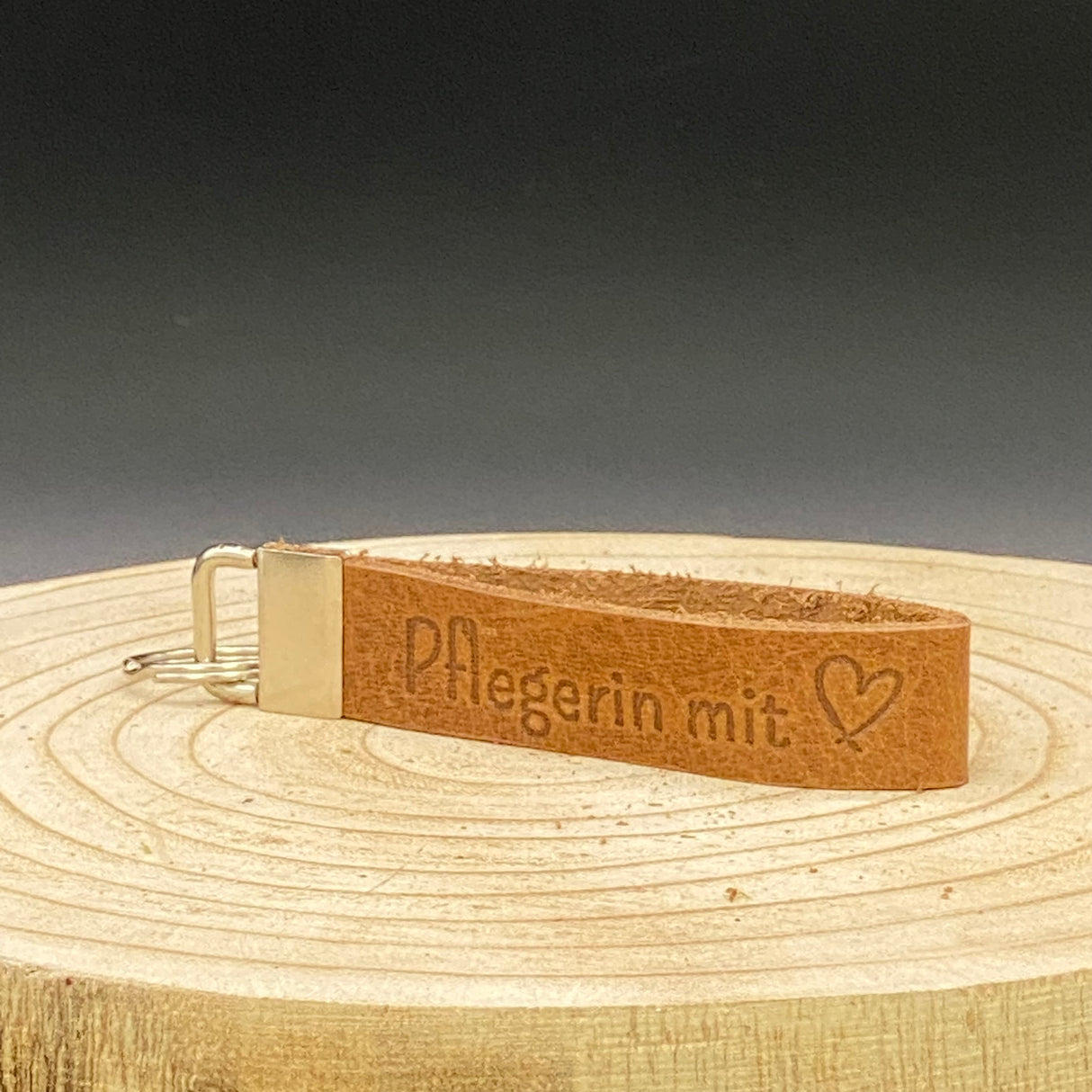 Geschenk für Pflegekräfte: Leder-Schlüsselband in Braun mit Blindprägung ‚Pflegerin mit Herz‘ und stabilem Metallverschluss