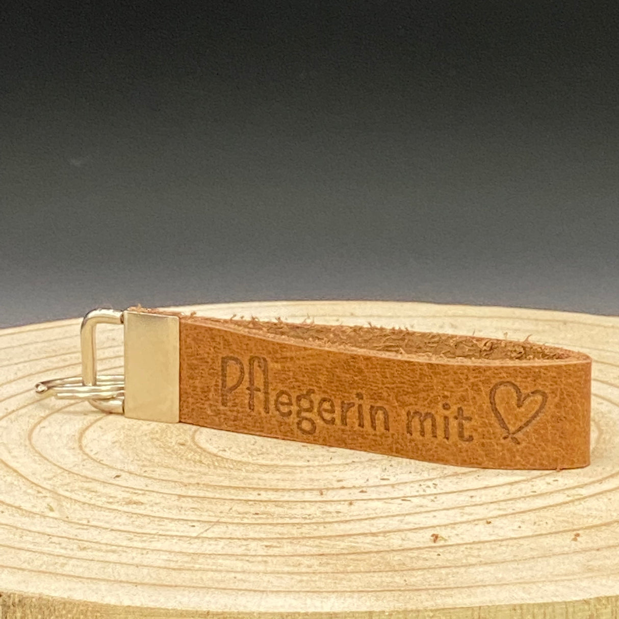 Geschenk für Pflegekräfte: Leder-Schlüsselband in Braun mit Blindprägung ‚Pflegerin mit Herz‘ und stabilem Metallverschluss