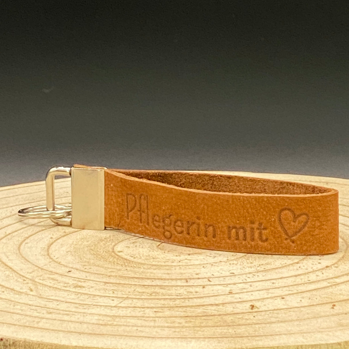 Handgefertigtes Schlüsselband Leder Braun mit Gravur ‚Pflegerin mit Herz‘ – praktisches Accessoire für Pflegepersonal.
