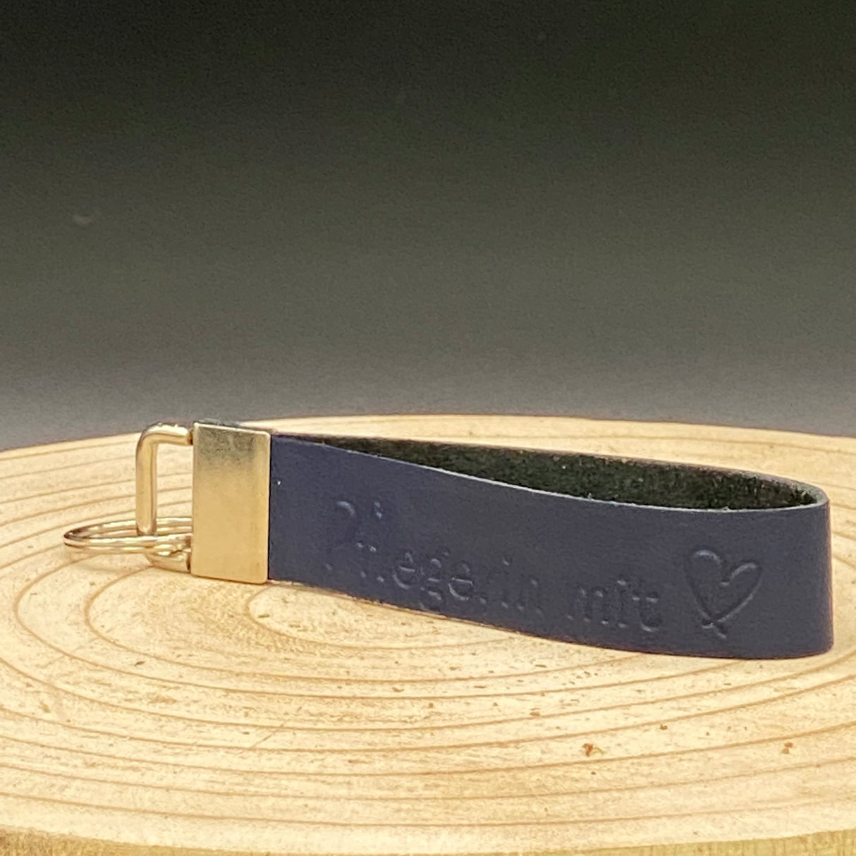 Handgefertigtes Schlüsselband Leder Blau mit Gravur ‚Pflegerin mit Herz‘ – praktisches Accessoire für Pflegepersonal.