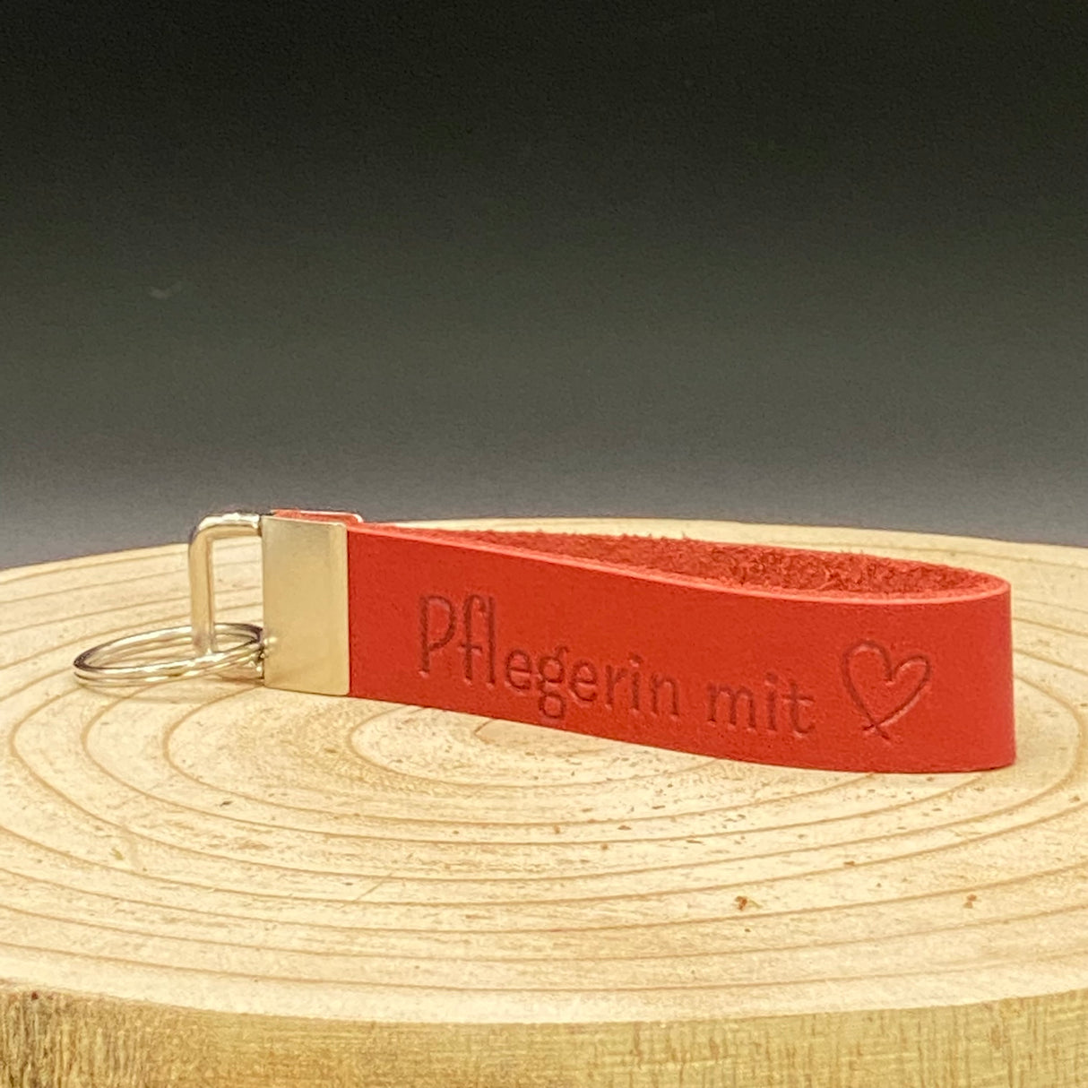Handgefertigtes Schlüsselband Leder Rot mit Gravur ‚Pflegerin mit Herz‘ – praktisches Accessoire für Pflegepersonal.