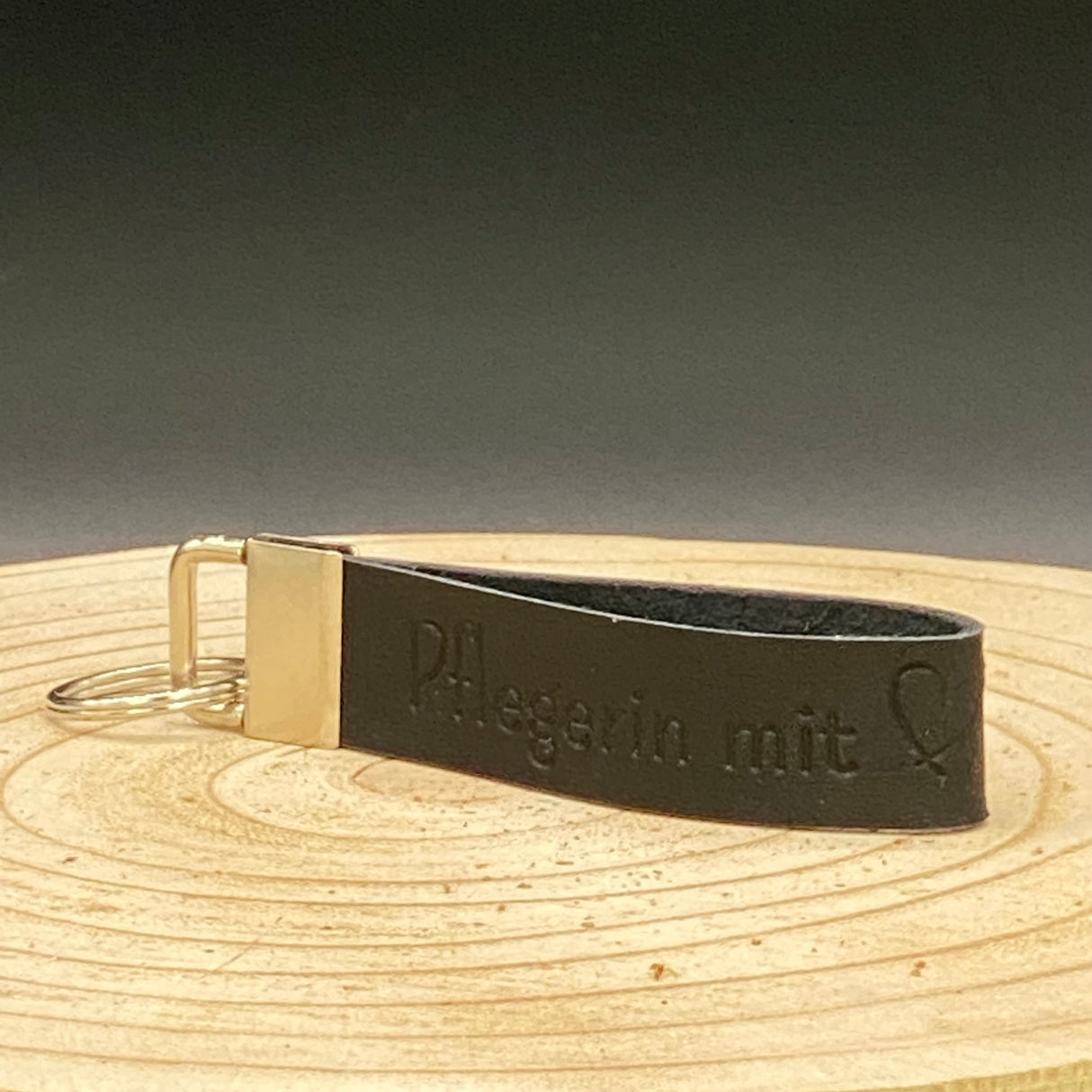 Handgefertigtes Schlüsselband Leder Schwarz mit Gravur ‚Pflegerin mit Herz‘ – praktisches Accessoire für Pflegepersonal.