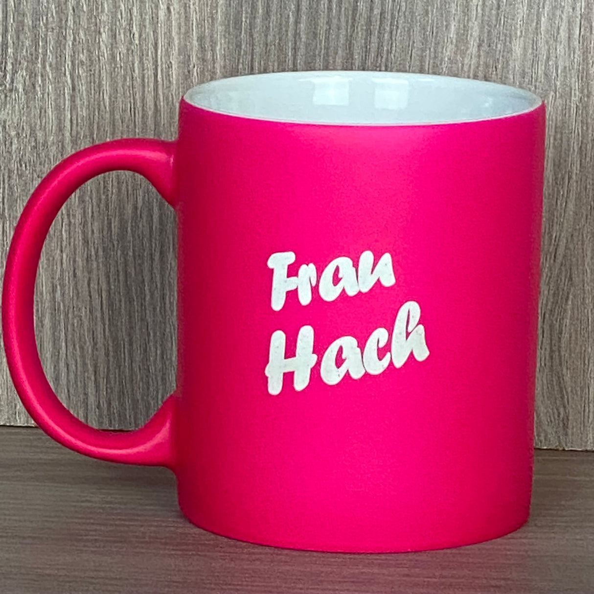 Die Keramik-Tasse für Erzieher:innen verbindet Stil mit Wertschätzung. Vorderseite mit Gravurtext „Superheld/in des Alltags“, Rückseite optional personalisiert. 350 ml Fassungsvermögen, handliche Größe ca. Ø 8,2 × 9,6 cm, Außenseite in sechs Farben wählbar. Perfekt für Kaffee, Tee oder Kakao und ein einzigartiges Geschenk für Abschied, Abschluss oder als Dankeschön für engagierte Pädagog:innen.