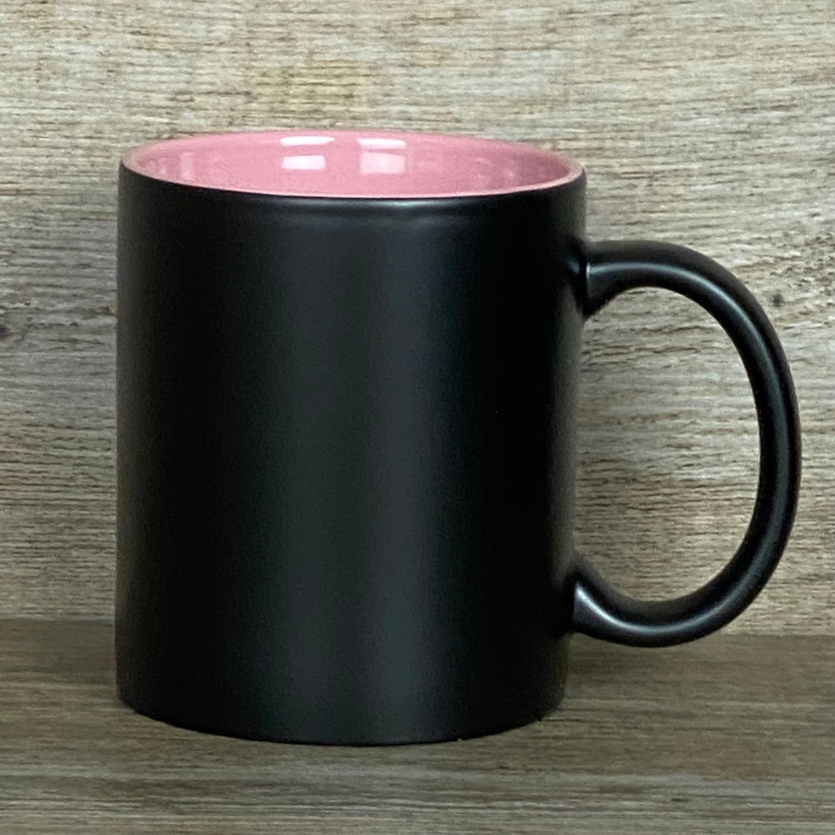 Dieses personalisierte Keramik-Set „Herzensmensch“ ist ein liebevolles Präsent für jeden Anlass. Schwarze Außenseite, farbige Innenseite, Fassungsvermögen 350 ml, Maße ca. Ø 8,2 × 9,6 cm. Mit Gravur „Herzensmensch“ und individuellem Namen wird jede Tasse zu einem persönlichen Unikat. Perfekt als Geschenk zum Geburtstag, Weihnachten oder einfach als kleine Aufmerksamkeit, die von Herzen kommt.