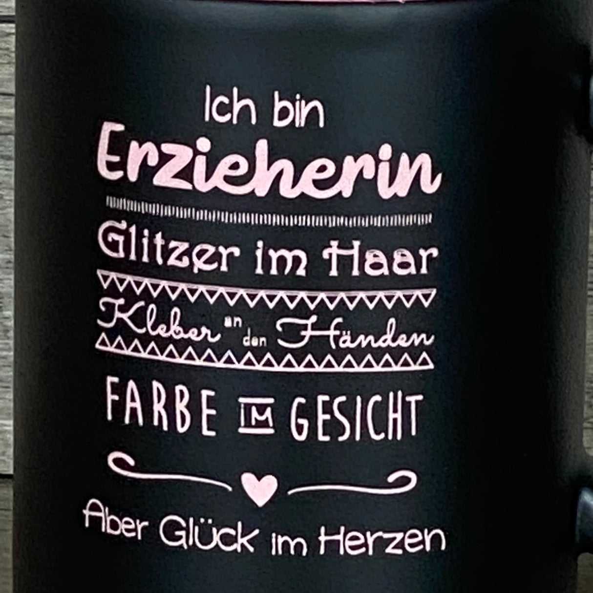 Dieses personalisierte Tassen-Set „Ich bin Erzieherin“ ist ein liebevolles Geschenk für Pädagoginnen. Vorderseite mit Spruch „Glück im Herzen“, Rückseite optional mit Wunschnamen. Fassungsvermögen 350 ml, Maße ca. Ø 8,2 × 9,6 cm, spülmaschinengeeignet. Schwarze Außenseite und farbige Innenseite machen sie zum Hingucker. Ideal als Dankeschön, zum Geburtstag oder Abschied – praktisch, persönlich und voller Charme.