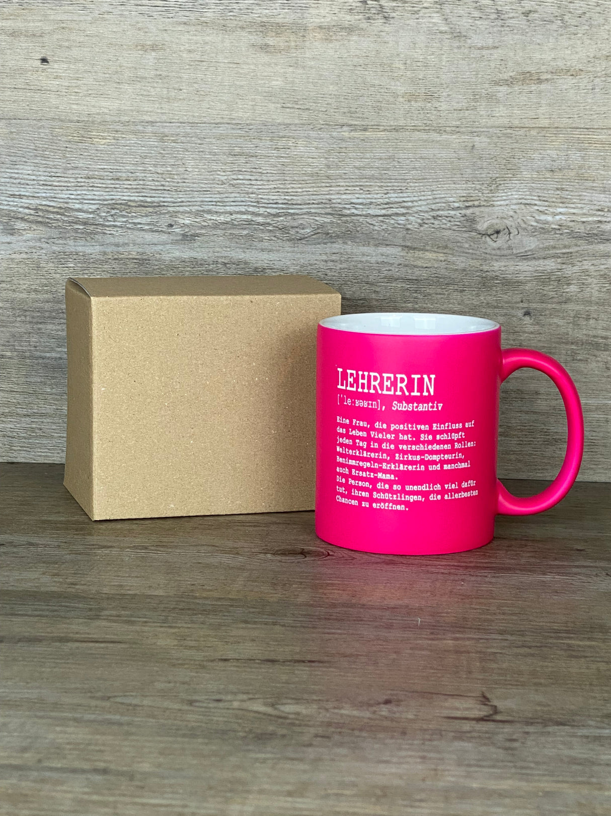 Dieses personalisierte Tassen-Set „Lehrer/in – Substantiv“ ist ein besonderes Geschenk für Pädagog:innen. Farbig gestaltete Außenseite, weiße Innenseite, 350 ml Volumen, Maße ca. Ø 8,2 × 9,6 cm. Lasergravur mit Definitionstext auf der Vorderseite, Rückseite optional mit Wunschnamen. Perfekt zum Abschied, Schuljahresende oder als liebevolle Anerkennung für den täglichen Einsatz im Klassenzimmer.