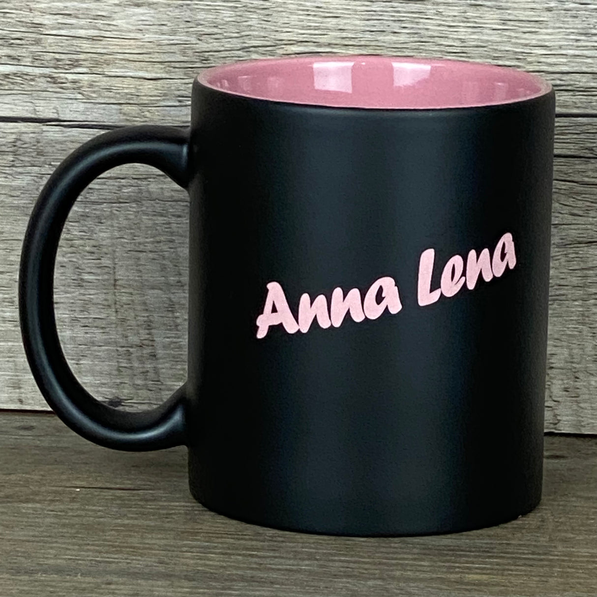 Die Keramik-Tasse „Ich bin Erzieherin“ verbindet Humor und persönliche Wertschätzung. Vorderseite mit liebevollem Lasergravurtext, Rückseite optional personalisiert mit Namen. Fassungsvermögen 350 ml, ca. Ø 8,2 × 9,6 cm, spülmaschinengeeignet. Schwarze Außenseite, farbige Innenseite (weiß, rot, orange, grün, pink oder gelb). Ein stilvolles und praktisches Geschenk für Erzieherinnen zum Abschied oder Geburtstag.