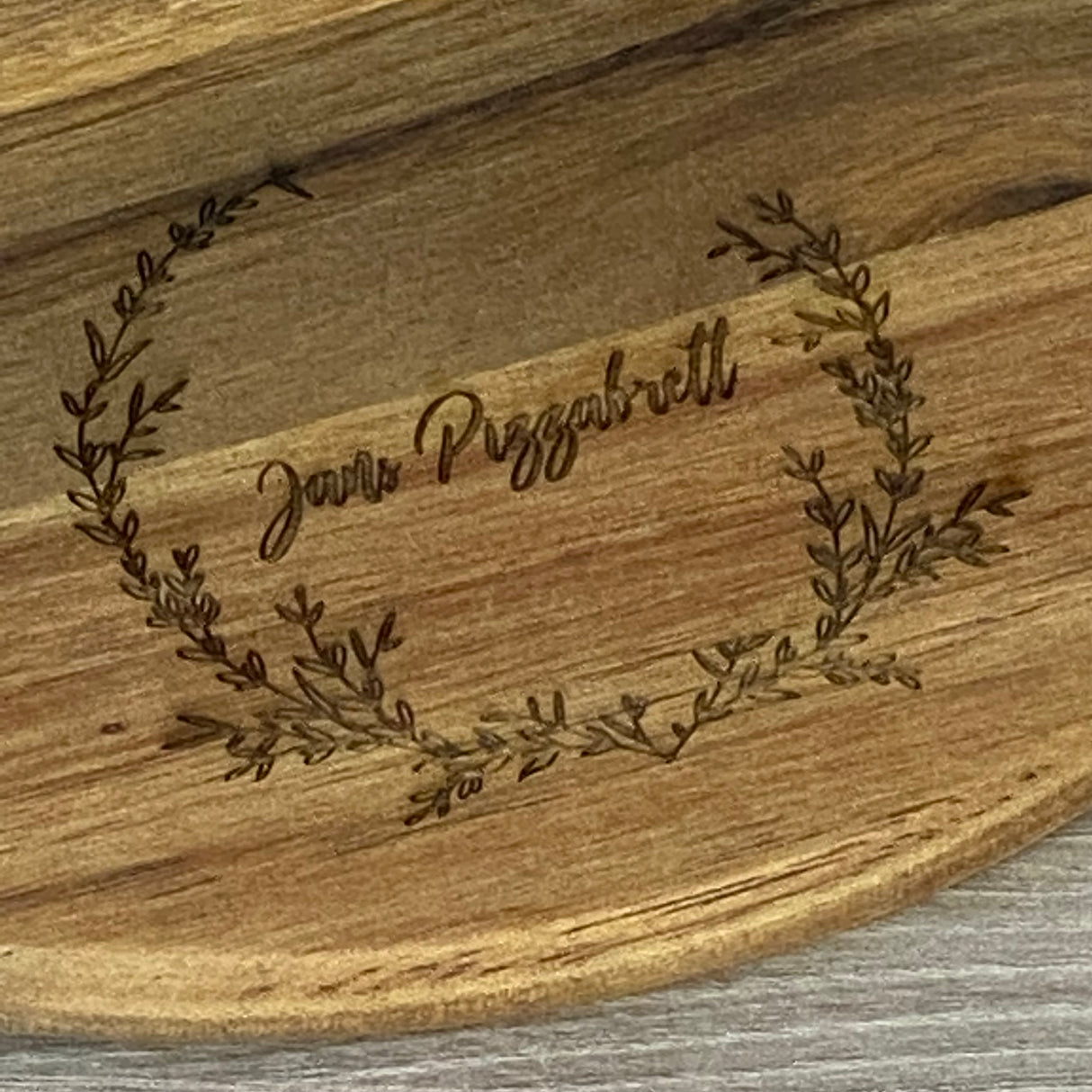 Ein liebevolles Geschenk für Freunde oder Paare: das runde Akazienholz-Pizzabrett mit personalisierter Lasergravur. Mit Namen oder witzigem Spruch wird es zu einem persönlichen Unikat. Optimal für Pizza, Flammkuchen oder Tapas, dekorativ und funktional zugleich. Die natürliche Maserung macht jedes Brett einzigartig. Perfekt für Geburtstage, Einzugspartys, Grillabende oder als originelle Aufmerksamkeit. Ein stilvolles und praktisches Küchenaccessoire.