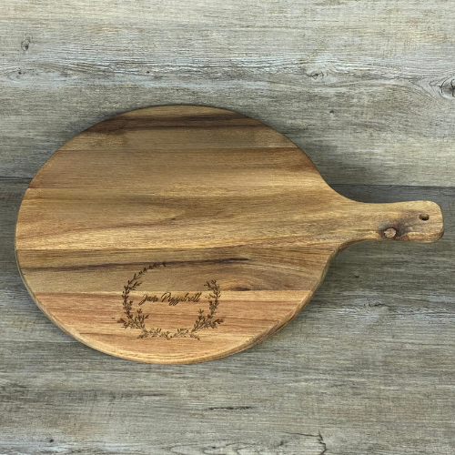 Dieses edle personalisierte Servierbrett eignet sich hervorragend als Geschenk von Vereinen, Teams oder Unternehmen für Kunden, Mitarbeitende oder Partner. FSC-zertifiziertes Akazienholz, individuelle Gravur und praktischer Griff vereinen Eleganz, Funktion und persönliche Note. Ideal zum Servieren von Pizza, Käse oder Snacks bei Feiern und Events. Ein hochwertiges, dekoratives und einzigartiges Präsent, das Persönlichkeit und Stil stilvoll vermittelt.