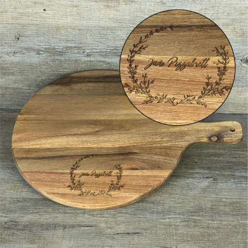 Dieses edle personalisierte Servierbrett eignet sich hervorragend als Geschenk von Vereinen, Teams oder Unternehmen für Kunden, Mitarbeitende oder Partner. FSC-zertifiziertes Akazienholz, individuelle Gravur und praktischer Griff vereinen Eleganz, Funktion und persönliche Note. Ideal zum Servieren von Pizza, Käse oder Snacks bei Feiern und Events. Ein hochwertiges, dekoratives und einzigartiges Präsent, das Persönlichkeit und Stil stilvoll vermittelt.