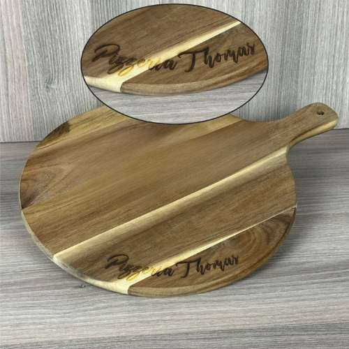 Dieses edle personalisierte Servierbrett eignet sich hervorragend als Geschenk von Vereinen, Teams oder Unternehmen für Kunden, Mitarbeitende oder Partner. FSC-zertifiziertes Akazienholz, individuelle Gravur und praktischer Griff vereinen Eleganz, Funktion und persönliche Note. Ideal zum Servieren von Pizza, Käse oder Snacks bei Feiern und Events. Ein hochwertiges, dekoratives und einzigartiges Präsent, das Persönlichkeit und Stil stilvoll vermittelt.