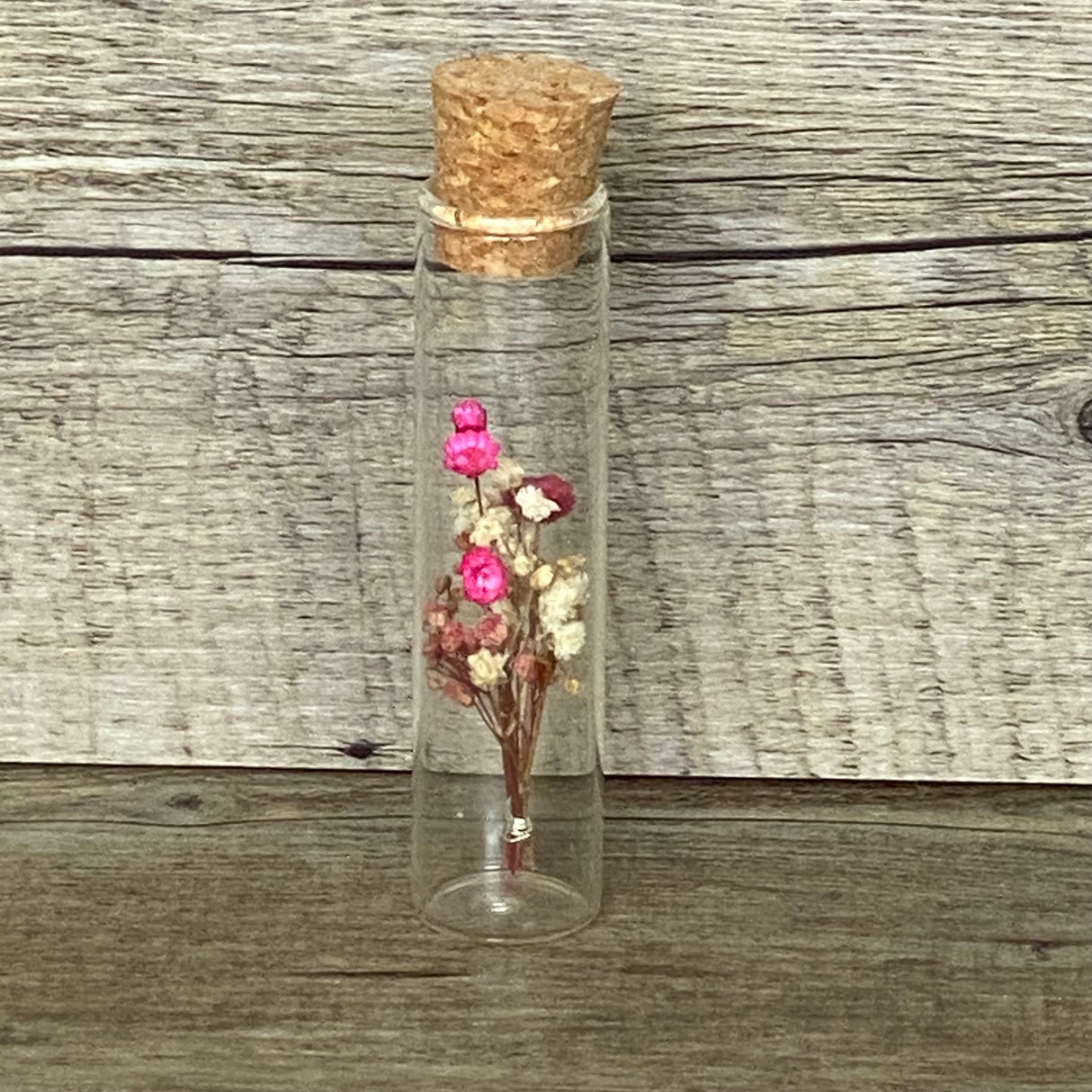Holzblock Vase mit Reagenzglas, Gravur Herzensmensch und Blumen