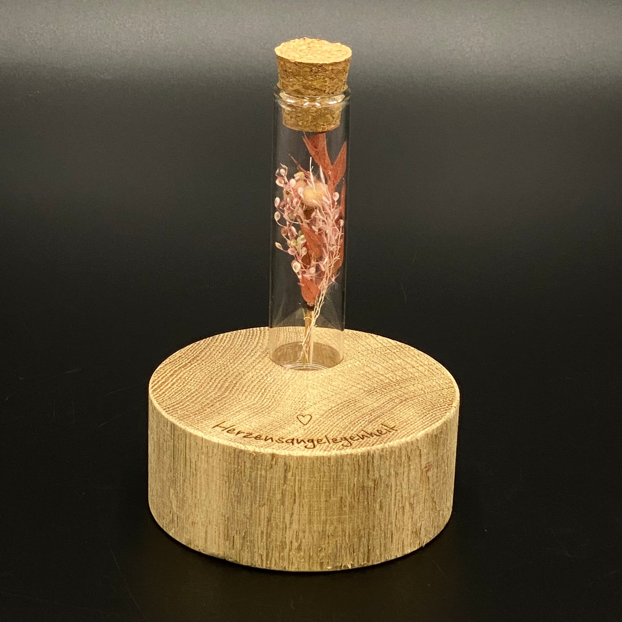 Hochwertige Deko Block Vase aus massivem Eichenholz.
Der Holzblock hat Ø 10 cm und eine Höhe von 4 cm, mit elegantem Loch für die Vase.
Trockenblumen setzen natürliche Farbakzente und sorgen für Freude.
Jede Vase ist ein handgefertigtes Unikat aus Holz.
Ein besonderes Geschenk für Herzensangelegenheiten zu jedem Anlass.
