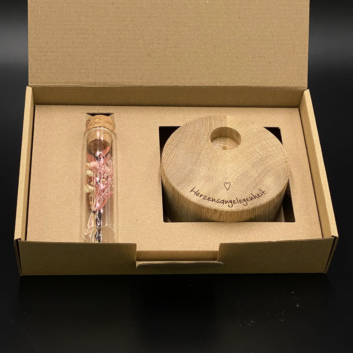 Hochwertige Deko Block Vase aus massivem Eichenholz.
Der Holzblock hat Ø 10 cm und eine Höhe von 4 cm, mit elegantem Loch für die Vase.
Trockenblumen setzen natürliche Farbakzente und sorgen für Freude.
Jede Vase ist ein handgefertigtes Unikat aus Holz.
Ein besonderes Geschenk für Herzensangelegenheiten zu jedem Anlass.